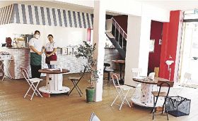 ＤＩＹ風の机や椅子で食事やカフェを楽しめる広々とした「ａｐｒｉｃоｔ」の店内（和歌山県田辺市天神崎で）