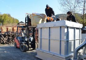 バイオ炭でＣＯ２削減へ　炭化炉で梅剪定枝を試し焼き　和歌山・みなべ町