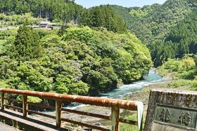 新緑の木々が彩る通称「龍仙峡」（１日、和歌山県田辺市龍神村湯ノ又で）