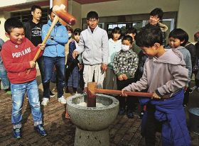 大人も子どももぺったんこ／田辺市上秋津　餅つき大会