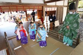 きらびやかな衣装で健康祈願する子どもたち（１９日、和歌山県白浜町十九渕で）