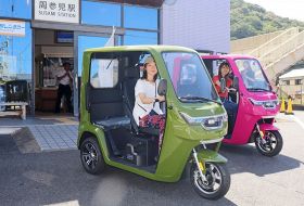 ＪＲ周参見駅でレンタルが始まったトゥクトゥク（１日、和歌山県すさみ町周参見で）