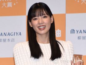 石井杏奈、胸元のぞく大胆スタイル「透明感ヤバい！」「可愛すぎる」　スタイルブック『AN』アザーカットに反響