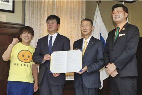 包括連携協定書に署名した岸本周平知事（右から２人目）とよしもと興業ホールディングスの泉正隆副社長（左から２人目）ら＝和歌山県庁で