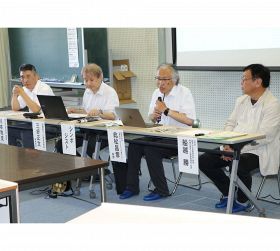 ＮＩＥ実践セミナーで「防災・減災とこれからのＮＩＥ」について討論する登壇者（３０日、和歌山市で）