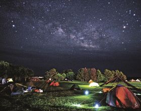 多くの観光客が訪れた望楼の芝キャンプ場（昨年５月、和歌山県串本町潮岬で）