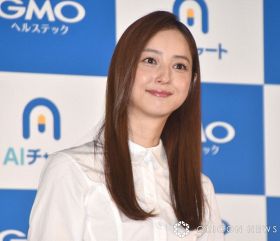 佐々木希、清楚感たっぷりな装いで笑顔　CMの魅力は「ちょっとしたダンス」