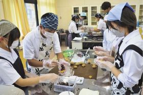 釜餅作りを体験／本宮中学校２年生