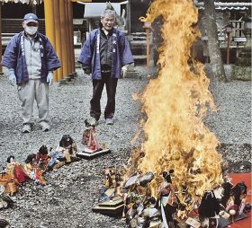 境内で人形供養／田辺の伊作田稲荷神社