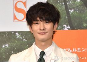 新婚・岡田将生「わたくしは伊藤沙莉が好きだ」“元妻”との2ショットを紹介　『虎に翼』で夫婦役