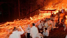 【動画】厳寒貫く　炎の竜　和歌山県新宮で御燈祭り