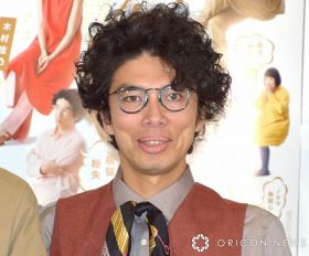 片桐仁、妻を“顔出し”「妻に集まる鳥。匂いを嗅ぐ妻」　ほっこり日常ショットに反響「かわいい」