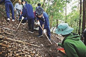 中学生が道普請／串本町和深の古道　世界遺産の追加登録へ