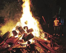 高々と火柱上がる／火焚き祭り／古座川の神戸神社