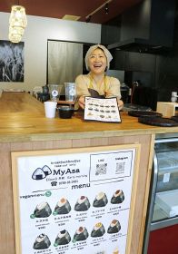 「マイ　アサ」のオープン準備を進める新井美耶社長（和歌山県田辺市湊で）