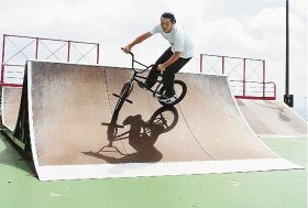 １０月にイベントを企画している芝本晃久さん。ＢＭＸのライダーでもある（和歌山県田辺市扇ケ浜のスケートパークで）