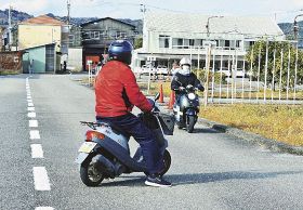 右折の注意点学ぶ／南部高／バイク通学生が講習