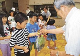 花いっぱいに／子どもたちに苗贈る／みなべ　高城地域共育協