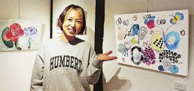 作品展のタイトルにもなった「真夜中もごきげんに」を紹介する田辺和美さん（和歌山県田辺市中屋敷町で）