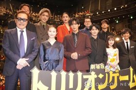 『トリリオンゲーム』完成披露舞台あいさつに出席した（後列左から）村尾嘉昭監督、原嘉孝、シシド・カフカ、鈴木浩介、竹財輝之助、（前列左から）石橋凌、今田美桜、目黒蓮、佐野勇斗、福本莉子、田辺誠一（C）ORICON NewS inc.