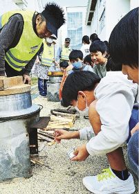 羽釜のご飯「おいしい！」／南部小で炊き出し訓練