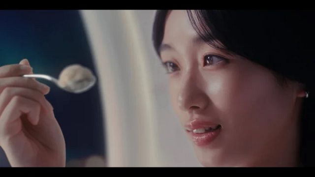 『MOW』新TVCM「MOWいいかい？MOWいいよ」篇に出演する河合優実