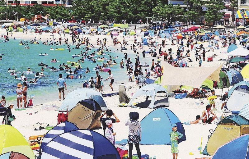 海水浴客でにぎわう白良浜（今年７月、和歌山県白浜町で）