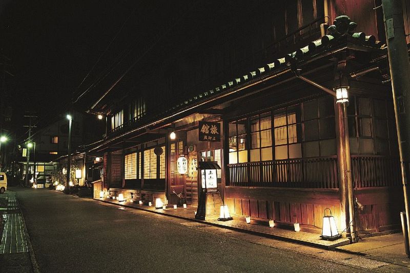 灯籠の明かりで幻想的に彩られた龍神温泉街（和歌山県田辺市龍神村龍神で）