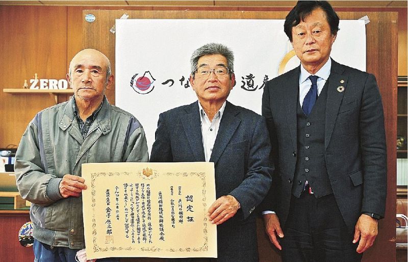 堀順一郎町長（右）から認定証を受け取った浦勝良会長（中央）と松木繁明副会長＝和歌山県那智勝浦町役場で