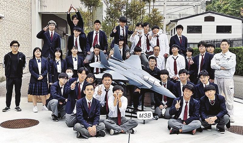 Ｆ１５戦闘機をモチーフにした作品を製作した機械科３年Ｂ組の生徒ら