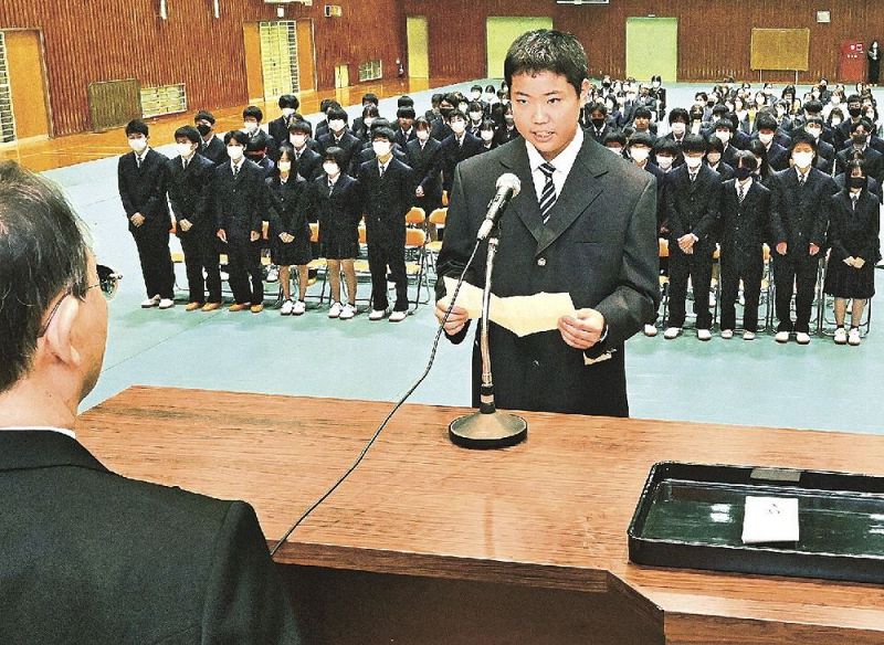 新入生を代表して宣誓をする清野直人君（和歌山県串本町串本で）