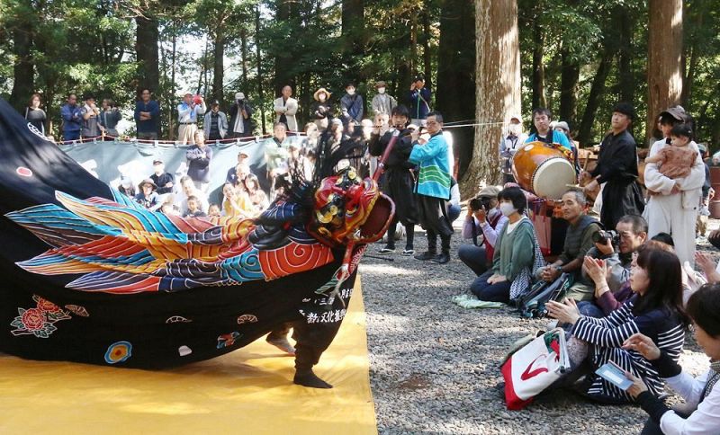 笛と太鼓の音色に合わせて披露された「上野の獅子舞」（３日、和歌山県田辺市下川下で）