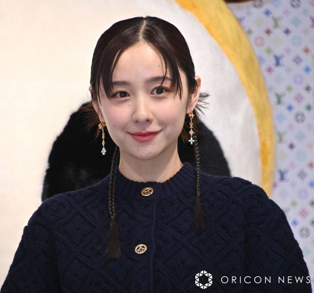 シックなセットアップで美脚を披露した堀田真由（C）ORICON NewS inc.