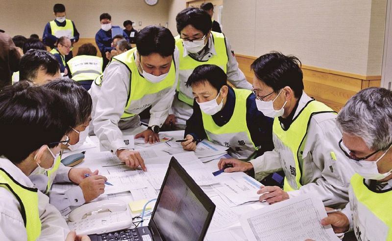 訓練で、次々と発生する事案への対応策を話し合う職員ら（８日、和歌山県田辺市新庄町で）