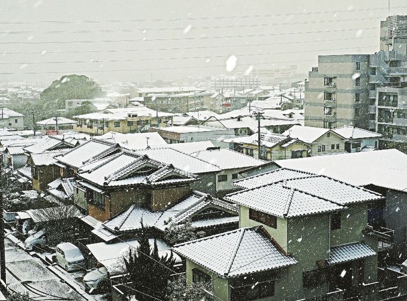 屋根が真っ白になった田辺の市街地（２５日午前７時４５分ごろ、和歌山県田辺市新万で）