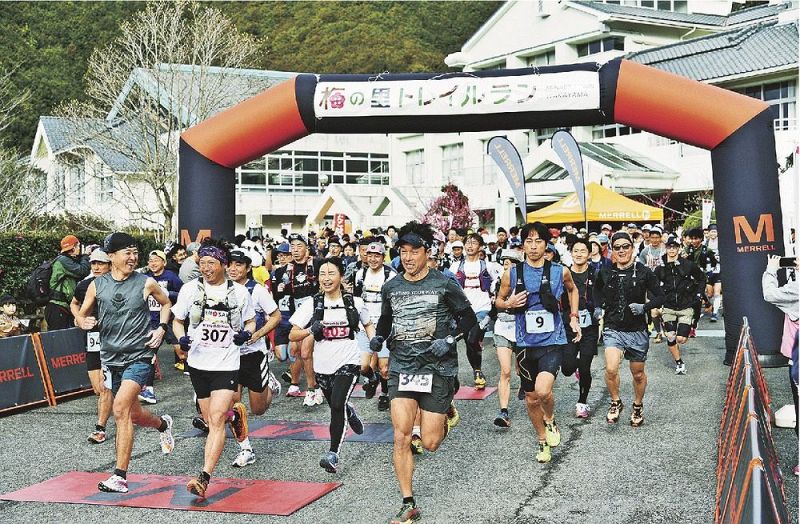 スタート地点を出発する梅の里トレイルランの参加者（みなべ町滝で）