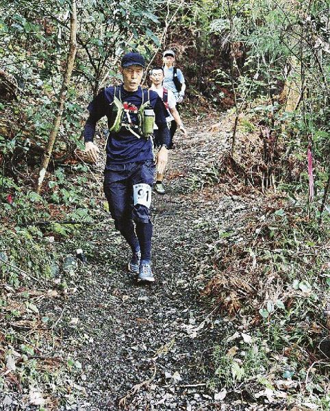 山道を駆け抜ける梅の里トレイルランの参加者（みなべ町清川で）