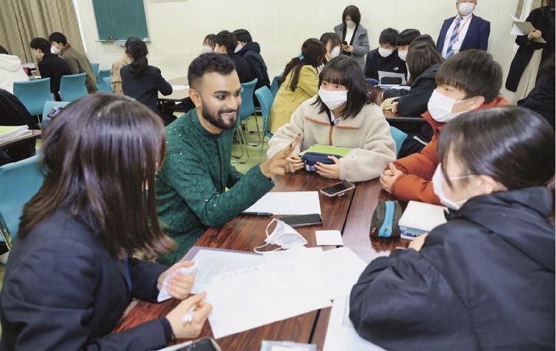 インド人と交流する田辺高校の生徒（田辺市学園で）