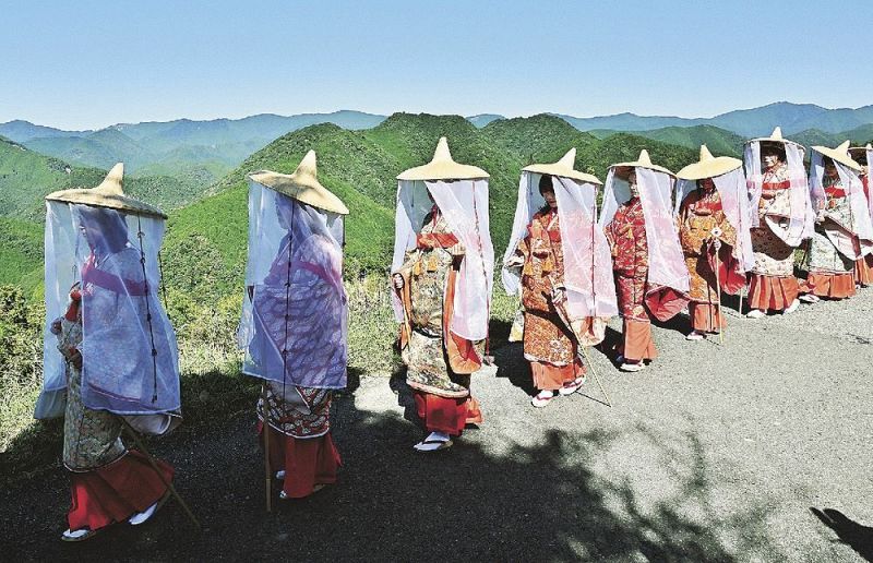 美しい眺望の高原地区を練り歩く平安衣装の女性たち（３日、和歌山県田辺市中辺路町で）