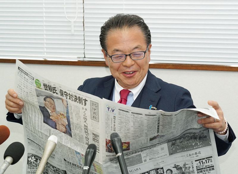 選挙結果を伝える新聞に目を通す世耕弘成氏（２８日、和歌山県田辺市稲成町で）