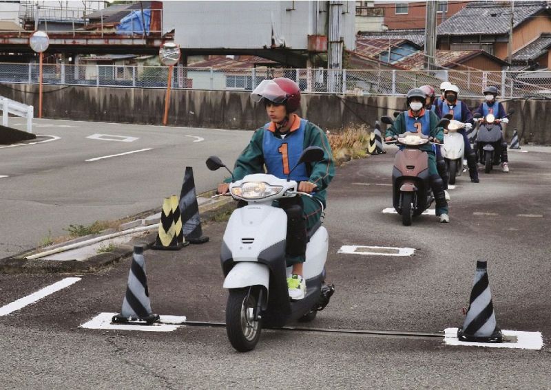 安全運転講習を受ける熊野高校のバイク通学生（和歌山県田辺市新庄町で）