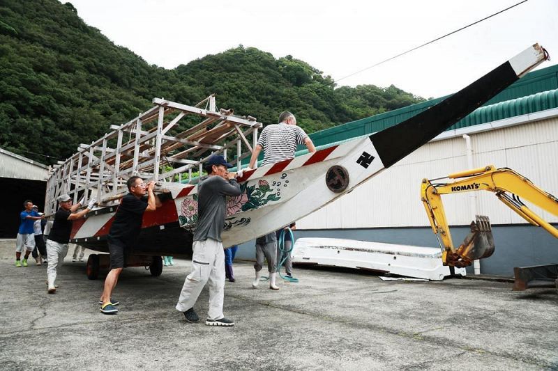 倉庫から御舟を運ぶ関係者（和歌山県串本町古座で）