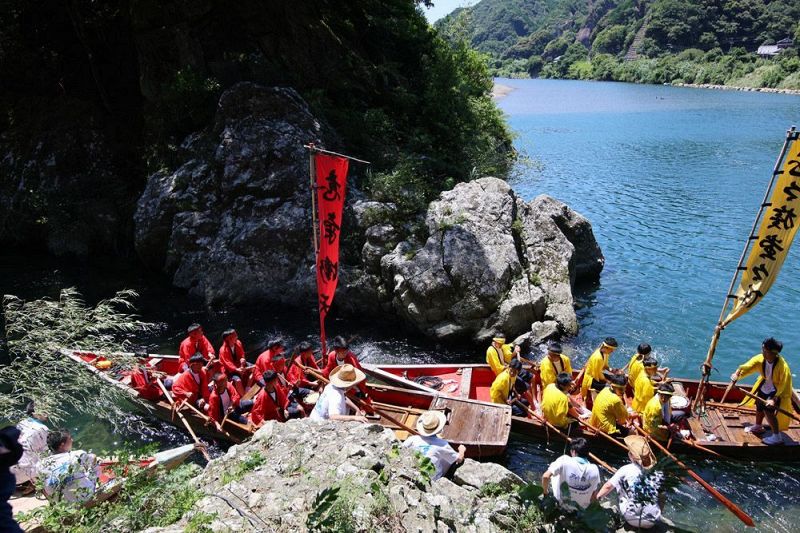 櫂伝馬競漕で激しく競り合う古座中学校の生徒（２３日、和歌山県古座川町宇津木で）