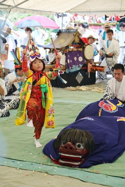 古座青年会の獅子舞（２３日、和歌山県串本町古田で）