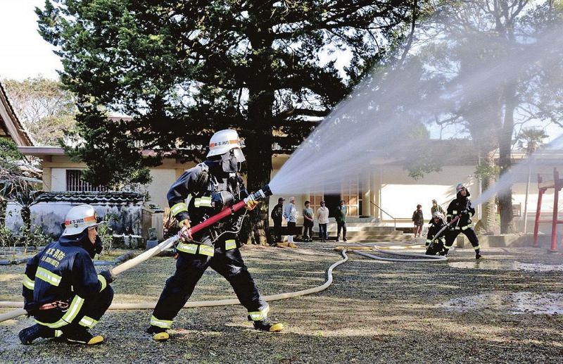 無量寺で放水活動をする消防署員（５日、串本町串本で）