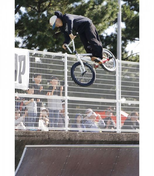 パリ五輪ＢＭＸ競技で５位の中村輪夢選手による豪快なジャンプ（１０日、和歌山県田辺市扇ケ浜で）