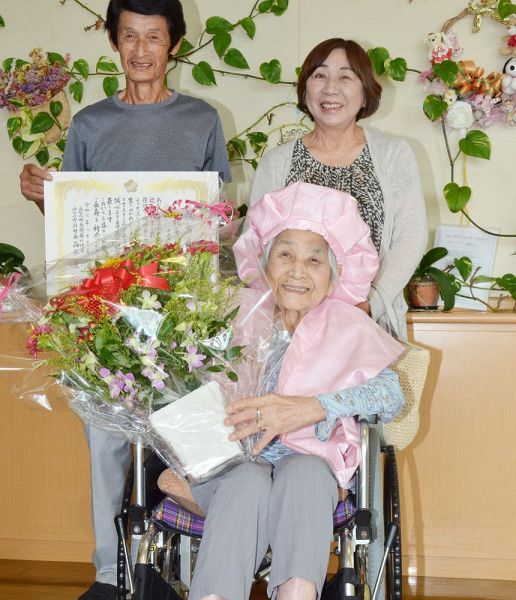 笑顔の武市利子さん（手前）と、１００歳の祝いに駆け付けた次男の佳文さんと妻佳津子さん＝和歌山県みなべ町埴田で