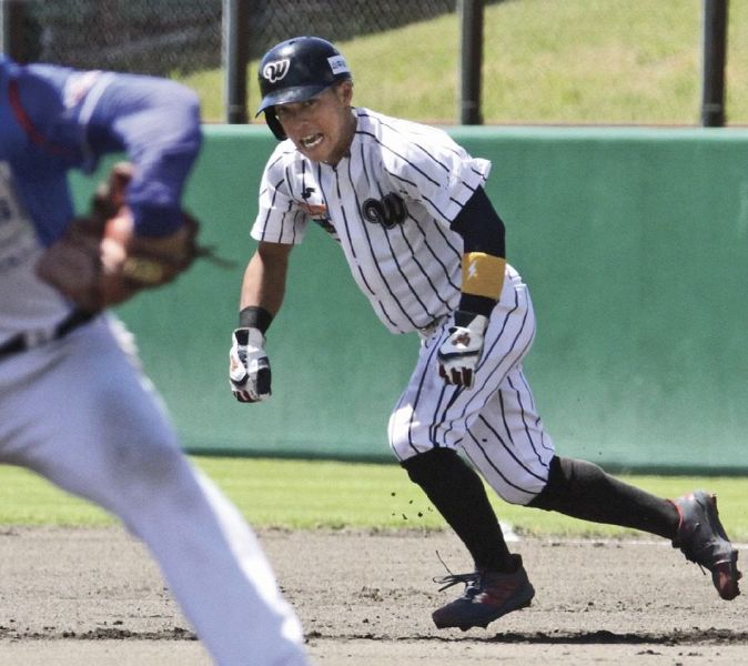 盗塁を狙う小川佐和選手（和歌山県の上富田スポーツセンター野球場で）