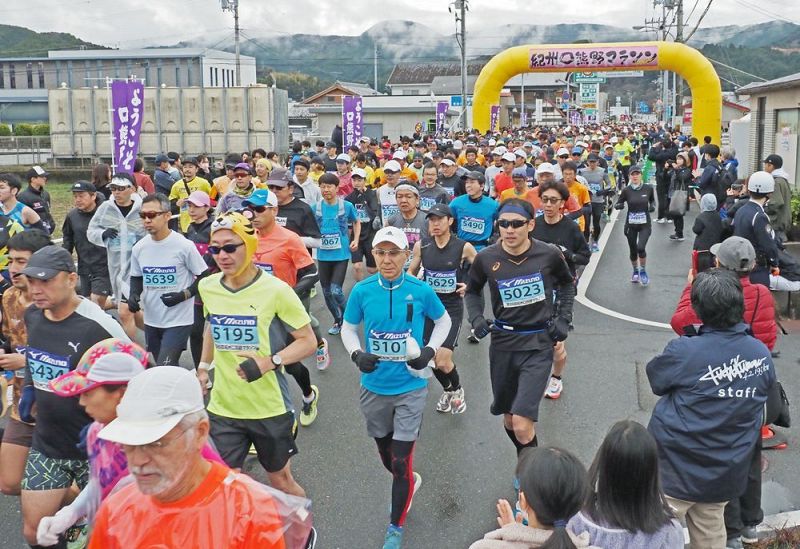 町役場近くからスタートするフルマラソンの参加者（２月、和歌山県上富田町朝来で）