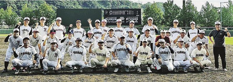 マスターズ甲子園の本大会に出場する田辺高校のＯＢチーム（和歌山市の紀三井寺球場で）